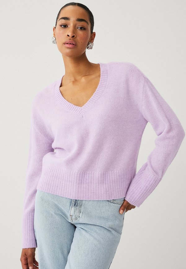 WEIT MIT V-AUSSCHNITT  - Strickpullover - lila
