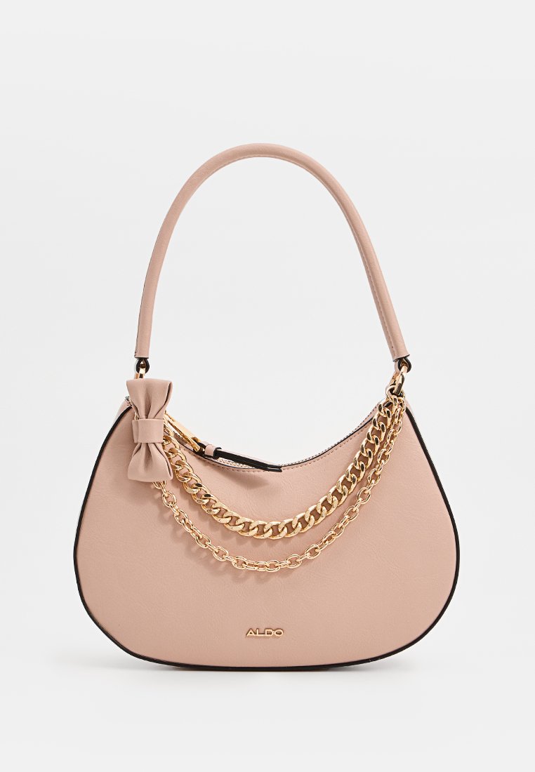 Sac à main en simili cuir rose avec une forme incurvée, des accents en chaîne dorée, un détail en nœud et une fermeture zippée supérieure. Logo de la marque visible sur le devant.