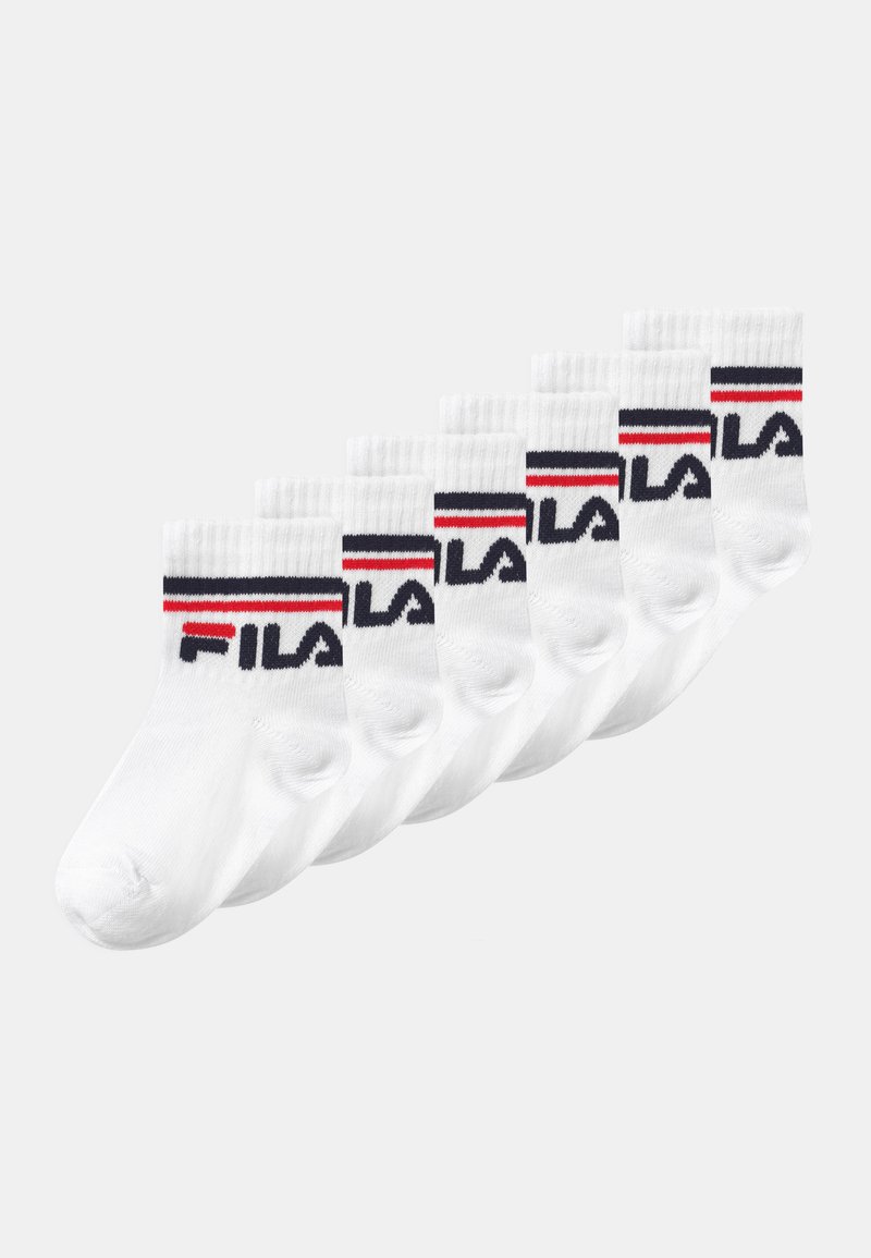Calzini bianchi alla caviglia con bordo a costine, caratterizzati da un design a strisce nere e rosse e logo "FILA". Set di sei paia. Tessuto morbido, materiale in cotone.