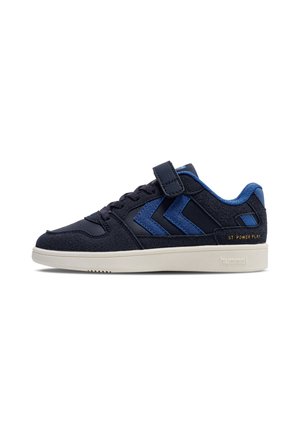 Baskets bleu marine avec des accents chevron bleus, semelle blanche, lacets et une bride velcro sur fond blanc.