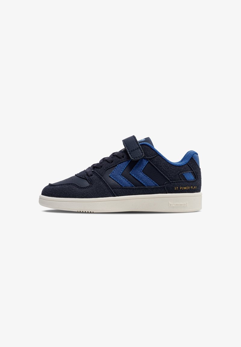 Baskets bleu marine avec des accents chevron bleus, semelle blanche, lacets et une bride velcro sur fond blanc.