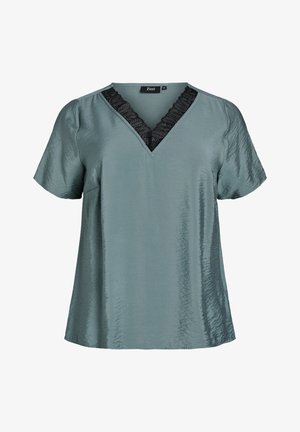 Lühikeste varrukatega, V-kaelusega blusš vaigistatud teaalis, mille kaeluseääres on tekstureeritud must pits. Pehme, sile kangas, millel on kerge läige.