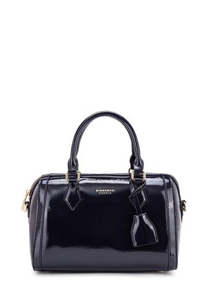 Sac à main en cuir verni navy avec poignées arrondies, fermeture éclair et accents en métal doré. Comprend des étiquettes décoratives et une forme structurée.