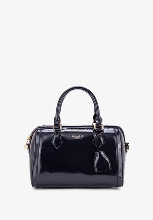 Marineblaues Lackleder-Handgepäck mit runden Griffen, Reißverschluss und Beschlägen in goldfarbener Ausführung. Verfügt über dekorative Anhänger und eine strukturierte Form.