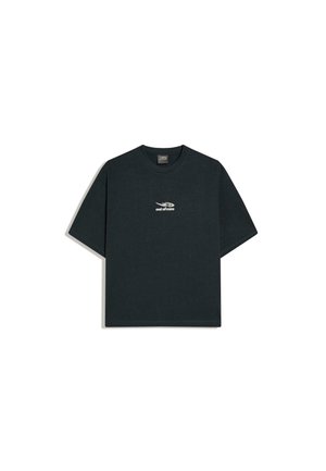 Fekete rövid ujjú póló kerek nyakkal, apró fehér "out of core" felirattal és logóval a mellkas közepén.