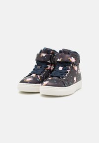 Zapatillas altas con un upper sintético de color azul marino que presenta un patrón de unicornios y estrellas, aseguradas con cordones y una correa de Velcro. Suela de goma.