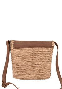 Bolso bandolera de paja tejido en beige con una parte superior y correa de tela marrón, que presenta un patrón texturizado y una forma rectangular estructurada.