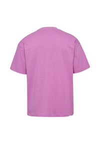 Prosty t-shirt z krótkim rękawem w jednolitym lawendowym kolorze, widoczny od tyłu z okrągłym dekoltem.