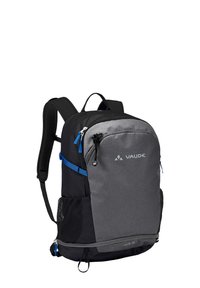 Le sac à dos présente un design gris et noir, fabriqué en tissu durable avec des poches latérales en maille, des accents bleus et des bretelles rembourrées réglables.