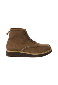 Stivaletto in suede marrone con punta arrotondata, lacci sulla parte anteriore e linguetta sul tallone. Presenta cuciture a contrasto e suola in gomma.