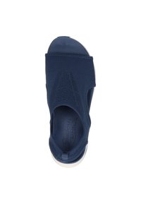 Scarpa slip-on di colore blu navy con tomaia in maglia e fodera morbida, caratterizzata da un design testurizzato e una suola leggera di colore bianco.