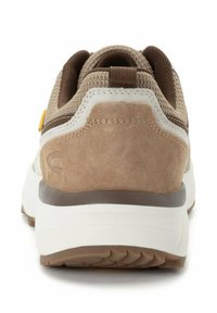 Sneaker in suede e rete marrone con accenti bianchi, colletto imbottito e suola in gomma texturizzata. Presenta un logo sul tallone.