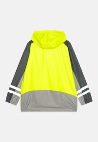 Hochsichtbare Regenjacke in Neon-Gelb und Grau, mit Kapuze, reflektierenden Streifen und elastischen Bündchen. Glatte Textur, leichtes Design.