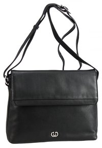 Borsa a spalla in pelle nera con tracolla regolabile, chiusura a soffietto e piccolo logo in argento centrato nella parte anteriore in basso.