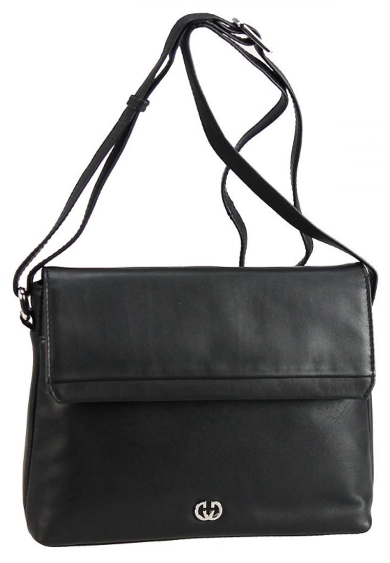 Borsa a spalla in pelle nera con tracolla regolabile, chiusura a soffietto e piccolo logo in argento centrato nella parte anteriore in basso.