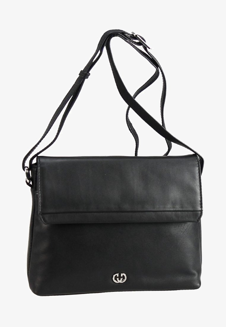 Borsa a spalla in pelle nera con tracolla regolabile, chiusura a soffietto e piccolo logo in argento centrato nella parte anteriore in basso.