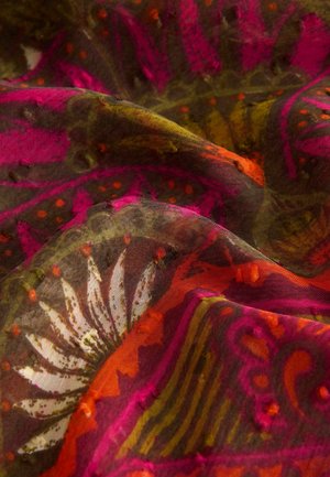 Țesătură transparentă cu un model floral și abstract vibrant în nuanțe de roz, portocaliu și verde, având detalii texturate și pete.