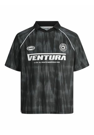 Kratke rukave črna majica z vzorcem tie-dye. Ima črn ovratnik in bele detajle. Na sprednji strani je napisan "VENTURA" v velikih, poudarjenih črkah.