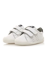 Weiße Sneakers mit doppelten Klettverschlüssen, weichem Leder, abgerundeter Zehenpartie, perforierten Seiten für Belüftung und einer strukturierten Außensohle.