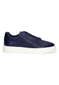 Sneakers in pelle blu navy con superficie texturizzata, suola in gomma bianca e punta rotonda. Presentano un design con lacci piatti e uno stile minimalista.