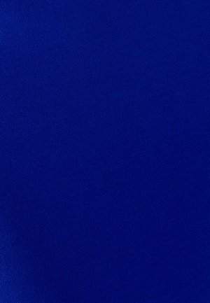 Tissu bleu vif avec une texture lisse et mate, de couleur uniforme, sans motifs ni détails matériels.