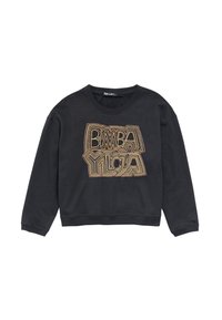Felpa nera con scollo rotondo e maniche lunghe. Il davanti presenta un logo testurizzato in oro e bianco. Il tessuto sembra morbido e informale.