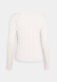 Pull blanc à manches longues en maille torsadée avec poignets et ourlet côtelés, vu de dos sur un fond uni.