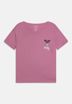 Pink Roxy t-shirt with a round neckline and short sleeves. Features a decorative logo on the front. Made of soft cotton material.