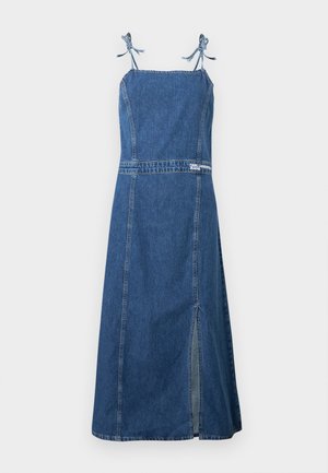Denim zomerse jurk in middenblauw met verstelbare strikbandjes, een rechte pasvorm, een voorste split en een logo-accent langs de taille.