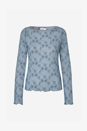 Haut bleu transparent à manches longues avec broderie florale en bleu foncé. Ourlet et poignets festonnés, encolure ronde sans attaches visibles.