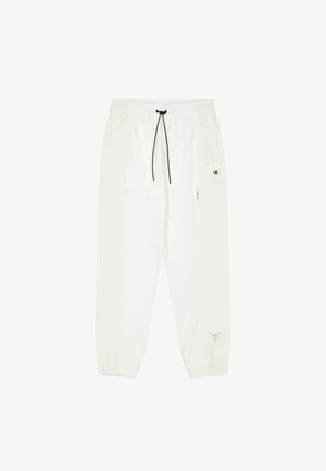 Joggers bianchi leggeri con vita elastica e cordino. Presentano polsini affusolati e tasche laterali. Decorati con un logo nero.