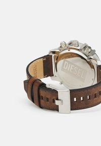 Diesel DZ4656 srebrny