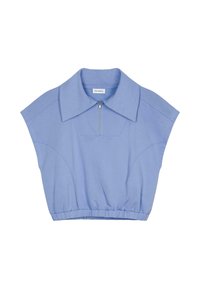 Gaiši zils īsa garuma puloveris ar plašu apkakli, īsām piedurknēm un priekšējo rāvējslēdzēju. Ietver sakārtotu elastīgu apakšmali un smalkas šuvju detaļas.