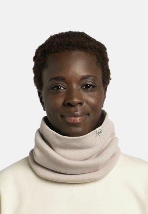 Gaiter de cuello color beige claro con una tela suave y texturizada. Presenta una etiqueta con el logo en un lado, diseñado para ajustarse cómodamente alrededor del cuello.