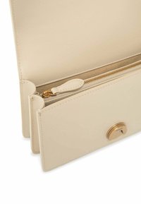 Portafoglio in pelle beige con una tasca con zip, hardware dorato e chiusura a pressione. Texture liscia e design semplice.
