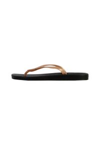 Chanclas negras con suela texturizada, que presentan una delgada tira metálica de cobre. Diseño elegante y minimalista sin patrones ni acentos adicionales.