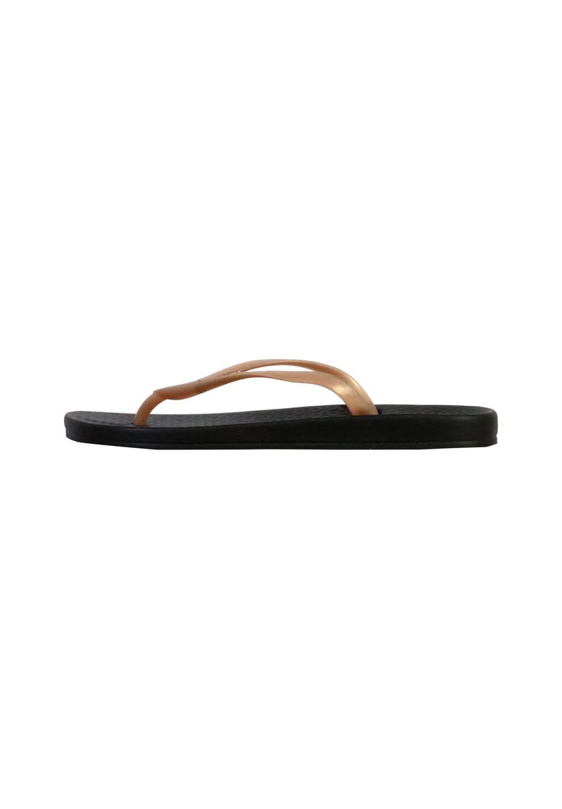 Chanclas negras con suela texturizada, que presentan una delgada tira metálica de cobre. Diseño elegante y minimalista sin patrones ni acentos adicionales.