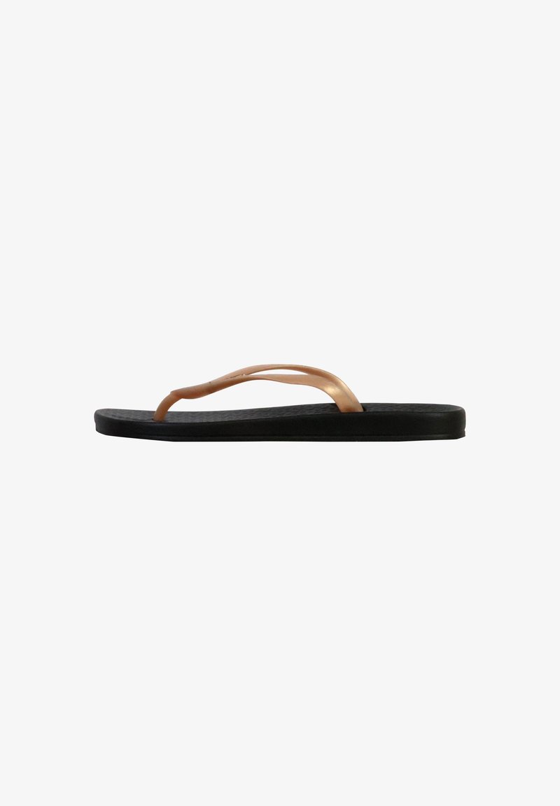 Zwarte flip-flop met een textuur in de zool, voorzien van een dunne metallic koperen band. Strak, minimalistisch ontwerp zonder extra patronen of accenten.