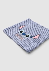 Coperta ribbed viola con un personaggio di Stitch ricamato, caratterizzato da grandi occhi blu, orecchie rosa e il testo "STITCH" in rosa chiaro.