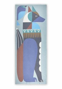 Art mural en coton graphique représentant un chien bleu et marron avec un oiseau, intégrant des formes géométriques, des textures superposées, le tout sur un fond bleu clair.