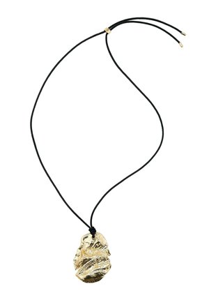 Sort justerbar snorhalskæde med et uregelmæssigt formet, tekstureret guldvedhæng hængende i midten.