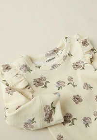 Cremfarbener, gerippter Langarmtop mit floralem Muster in gedämpftem Lila und Grün. Mit Rüschensleeves und rundem Halsauschnitt.