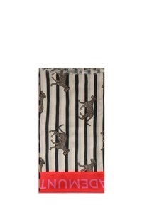 Bufanda de tela con un fondo beige y rayas negras. Presenta leopardos saltando y tiene un borde rojo con texto.