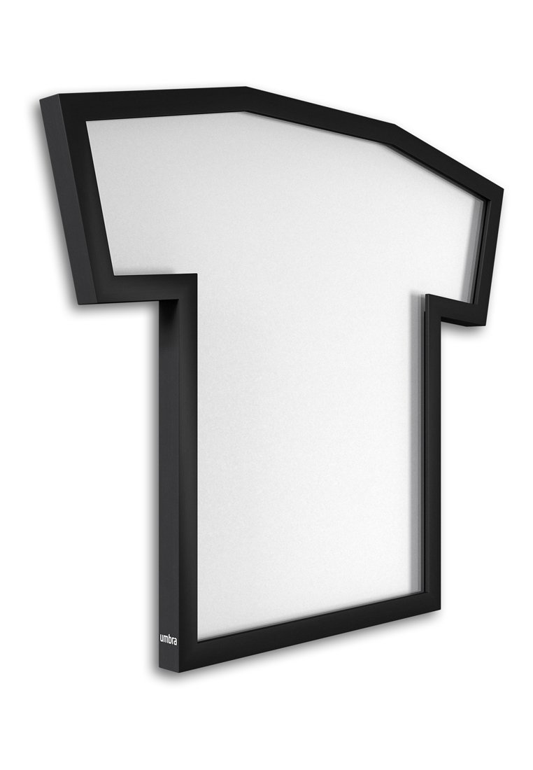 Wandspiegel mit schwarzem Rahmen in Form eines T-Shirts, ausgestattet mit mattem Finish und kantigem Design sowie einer weißen reflektierenden Oberfläche.
