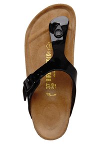 Sandalo in stile tanga nero con finitura lucida, sottopiede in sughero e cinturino con fibbia. Presenta un logo in rilievo e la marcatura della taglia sulla soletta.