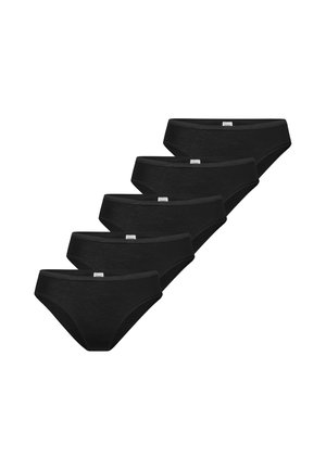 Fünf schwarze Baumwollslips diagonal angeordnet mit kleinen weißen Markenschildern am Bund vor weißem Hintergrund.