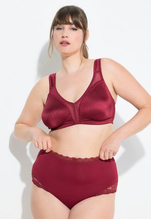Bourgondische lingerie set met een gebreide, onderbroken beha met doorschijnende mesh details en een hoog opgesneden slip met kantaccenten aan de benen.