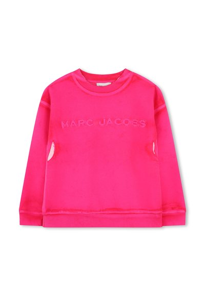 Felpa fucsia in morbido velluto, presenta "MARC JACOBS" impresso sul davanti, con polsini e orlo a coste, e aperture laterali.
