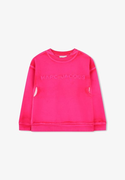 Felpa fucsia in morbido velluto, presenta "MARC JACOBS" impresso sul davanti, con polsini e orlo a coste, e aperture laterali.