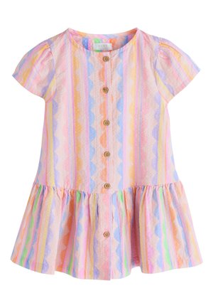 Robe bébé à manches courtes avec des rayures festonnées arc-en-ciel pastel et six boutons en bois à l'avant, dotée d'une taille froncée et d'un col rond.